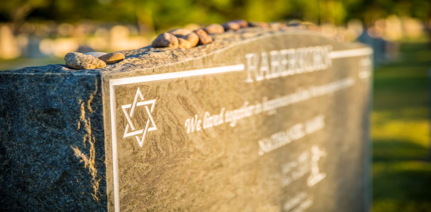 Un monument élevé juif avec l'étoile de David.
