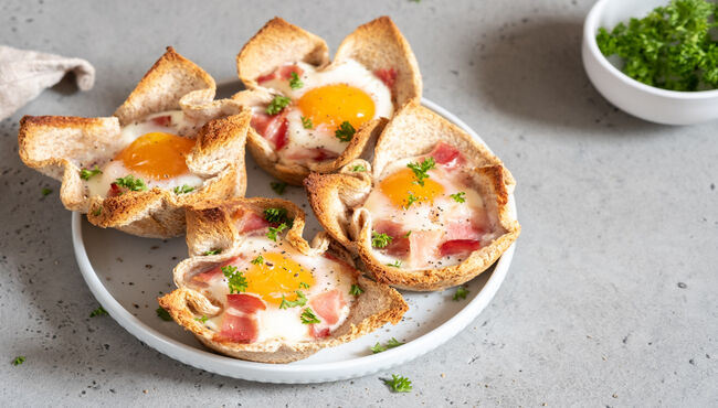 Baked egg, bacon and toast cup for breakfast brunch.