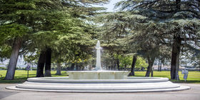Fuente en Pierce Brothers Valhalla Memorial Park.