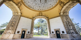 Interior de rotonda en Pierce Brothers Valhalla Memorial Park.