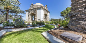 Jardines de cremación con rotonda en el fondo en Pierce Brothers Valhalla Memorial Park.