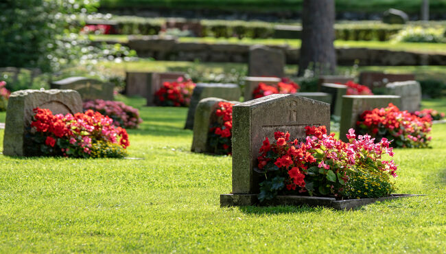 Popular Days to Visit Cemetery 4
